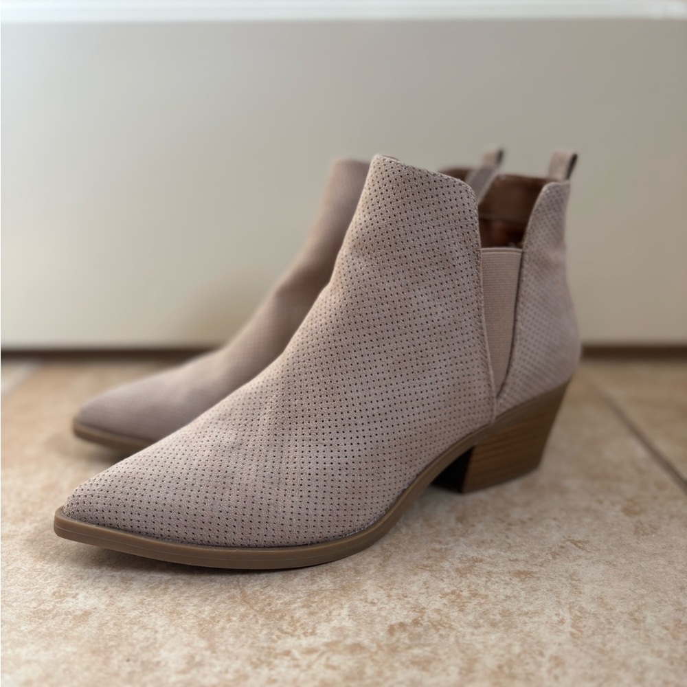 Universal Thread Tan Booties